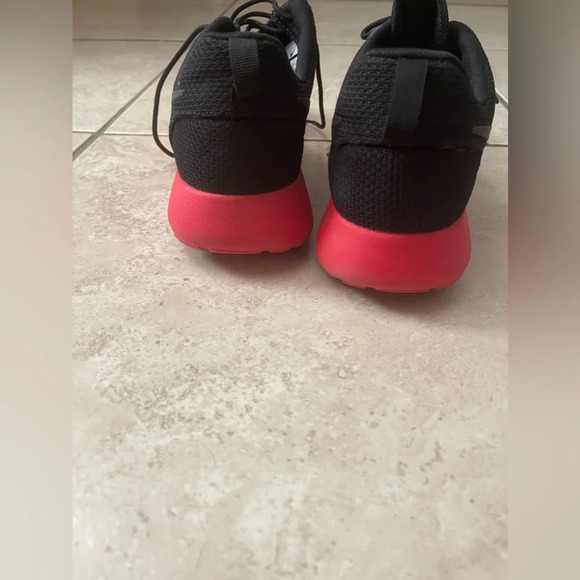 Nike - Picture 2 of 4